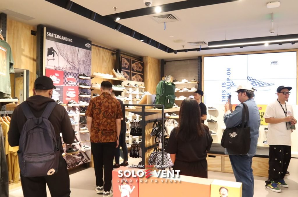 Vans store pakuwon mall