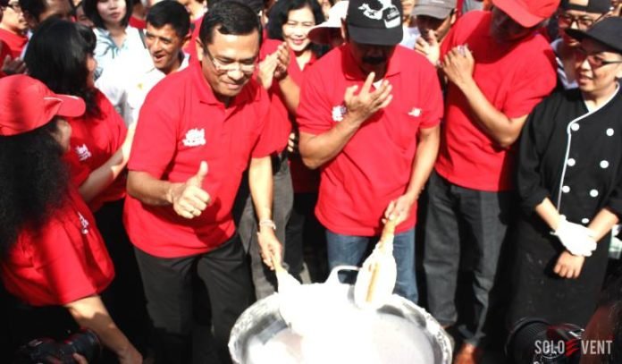 MENTERI PERINDUSTRIAN MEMASAK DI FESTIVAL JENANG SOLO 2015_