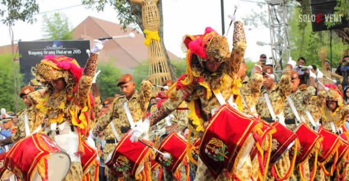 AKSI GENDERANG SERULING CANKA LOKANANTA BUAT KAGUM PENONTON PAWAI PEMBANGUNAN