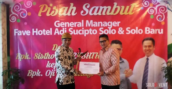 KERIS DAN BLANGKON JADI SIMBOL PISAH SAMBUT GM FAVEHOTEL SOLO