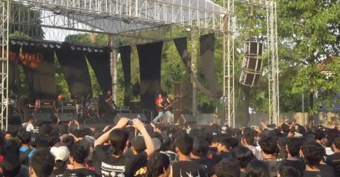 DURASI PERFORM BAND DI ROCK IN SOLO 2015 LEBIH PANJANG