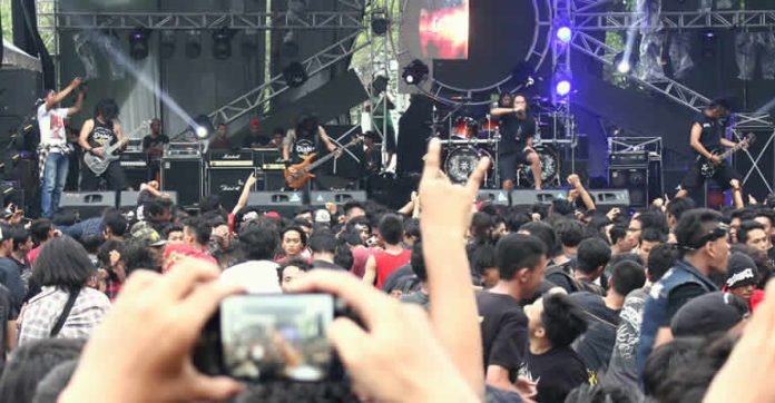 MAIN DI ROCK IN SOLO 2015, BURGERKILL SAMPAIKAN DUKA KEPADA PARIS