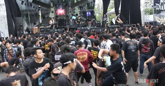 TERIK MATAHARI TAK TUNDA METALHEADS UNTUK BERPESTA DI ROCK IN SOLO 2015