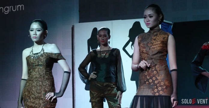 CARA MAHASISWA ISI SURAKARTA MENGEKSPLORASI BATIK DALAM BALUTAN FASHION SHOW