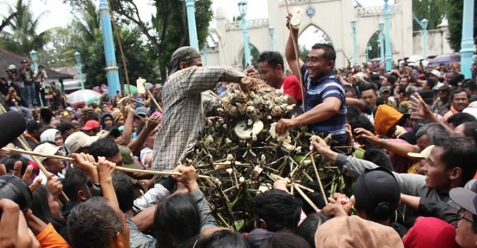 GUNUNGAN GREBEG MULUD LARIS