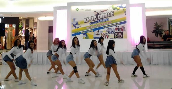 KPOP-LOVER ANTUSIAS LIAT KPOP DANCE COVER DI HARTONO MALL