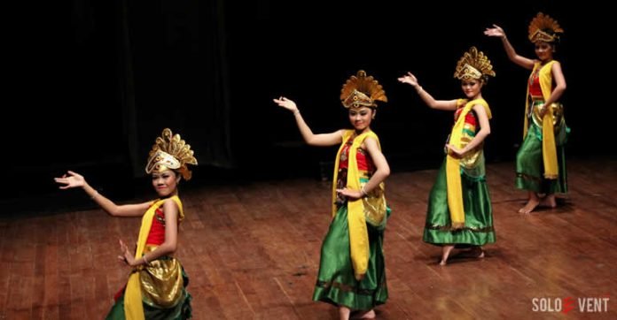 LESTARIKAN BUDAYA JAWA, MAHASISWA FKIP UNS GELAR PERTUNJUKAN SENI