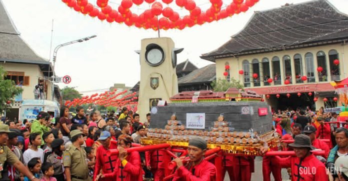 BERBURU KUE KERANJANG DI GREBEG SUDIRO 2016