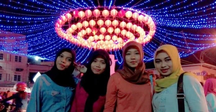 KEPOIN PENGUNJUNG LAMPION PASAR GEDE-LAILA