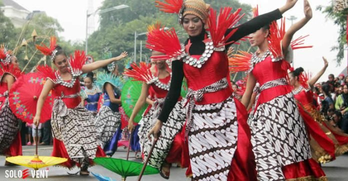 RED BATIK PILIH KAIN JUMPUTAN KLASIK DI SOLO KARNAVAL 2016