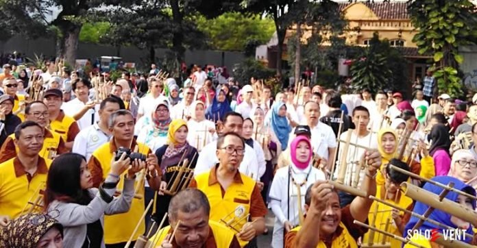 FESTIVAL ANGKLUNG TERSELIP MISI PERILAKU HIDUP NORMAL