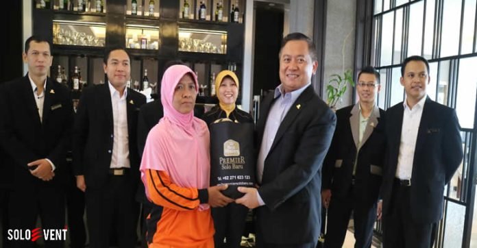 PERINGATI HARI KARTINI, BEST WESTERN PREMIER SOLO BARU APRESIASI IBU PENYAPU JALAN