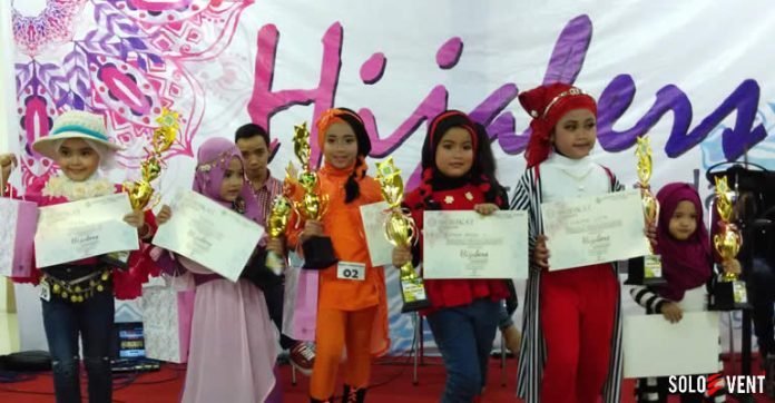 SEPULUH MODEL CILIK BERAKSI DI HARTONO TRADE CENTER