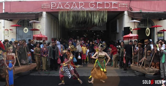 MENGHIDUPI PASAR TRADISIONAL LEWAT FESTIVAL PESONA PASAR TRADISI